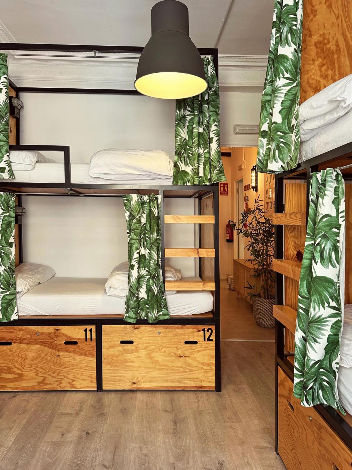 Cama en habitación compartida con 4 camas